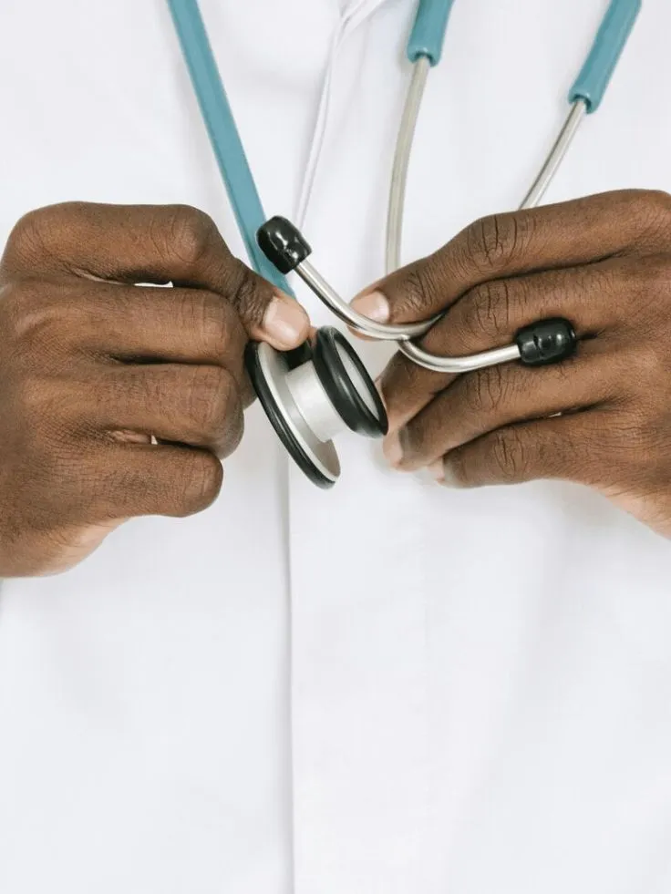 A Miren Health clinician examining a patient